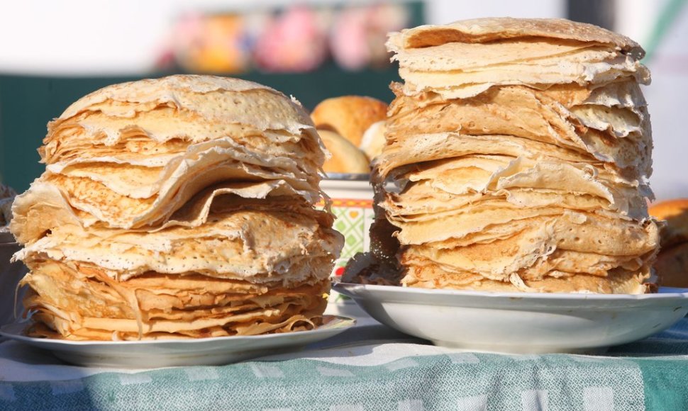 ITAR-TASS 01: SUZDAL, RUSSIA. FEBRUARY 24. Flat cakes on sale at Pancake week fair in Suzdal. (Photo ITAR-TASS / Vladimir Smirnov)