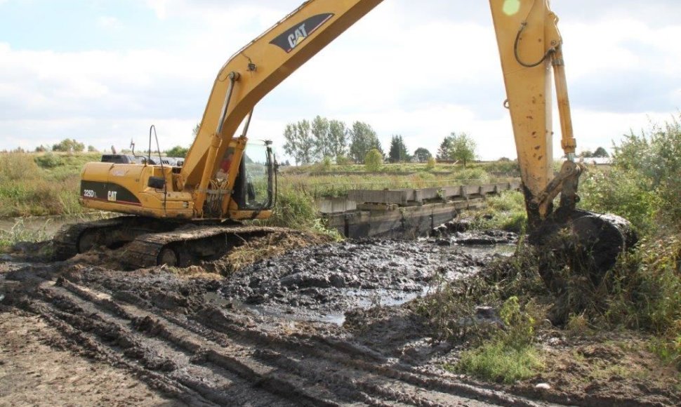 Neteisėtai pilamas nuotekų dumblas