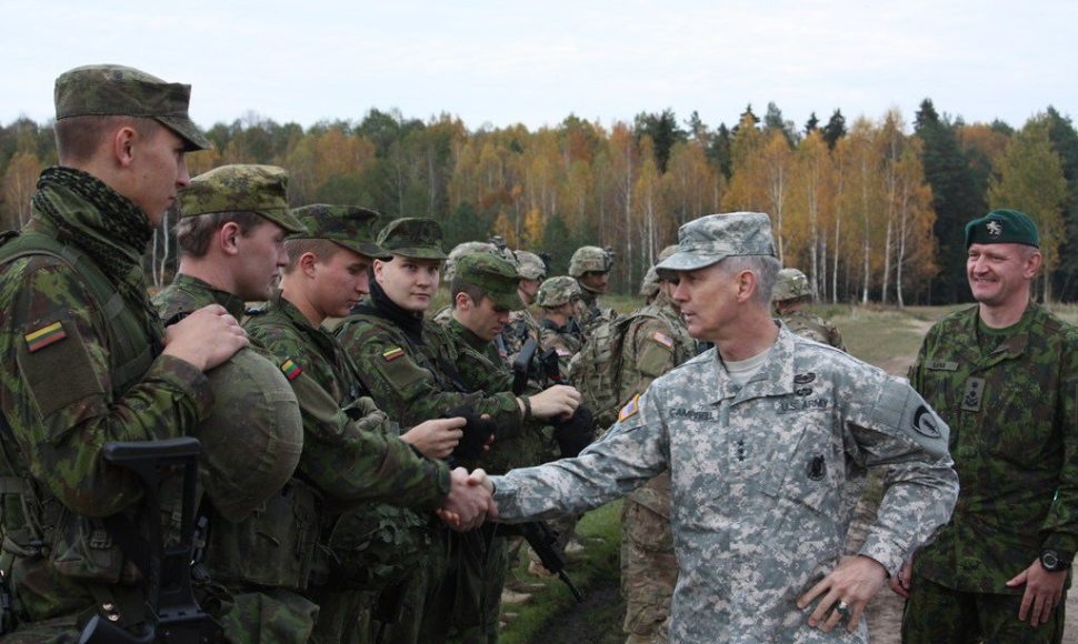 JAV Sausumos pajėgų Europoje vadas Donaldas  M. Campbellas aplankė Lietuvos ir JAV karius