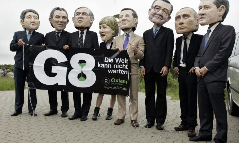 Näitlejad esitavad Põhja-Saksamaale G8 tippkohtumisele kogunevaid riigipäid. Venemaa president Vladimir Putin on paremalt teine, tema kõrval on Romano Prodi (Itaalia valitsusjuht) ja Stephen Harper (Kanada peaminister, paremalt esimene).