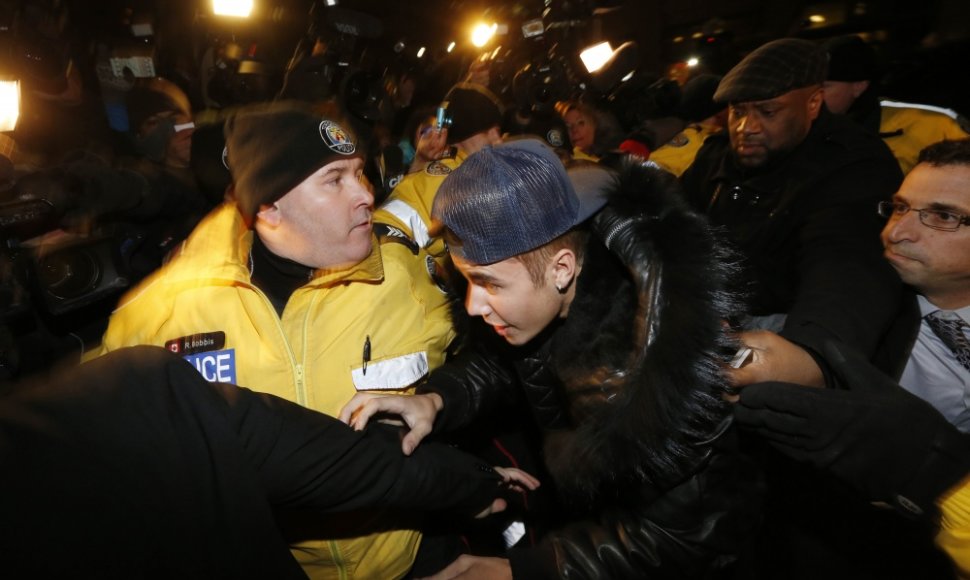 Justinas Bieberis atvyksta į policijos nuovadą Toronte