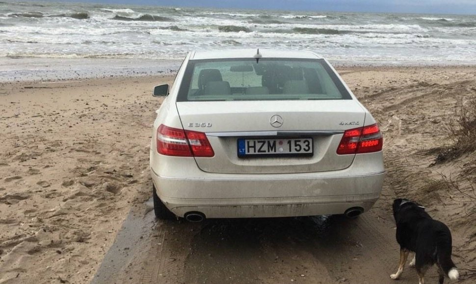 Automobilis „Mercedes Benz“ atvažiavo iki pat jūros Užkanavės g. dviračių taku 