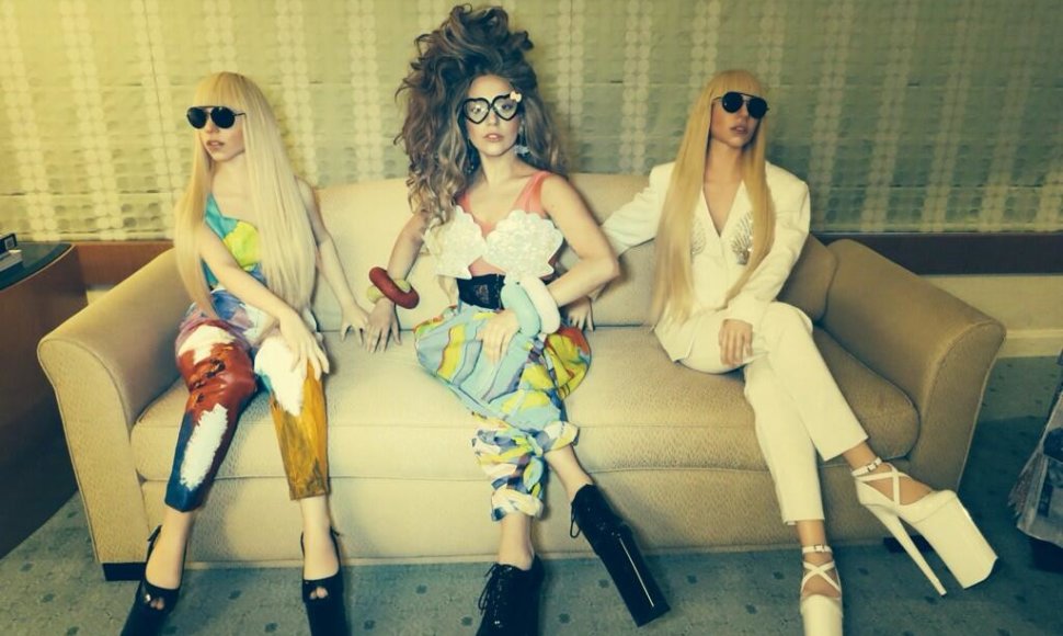 Lady Gaga (centre) su lėlėmis „Gagadoll“