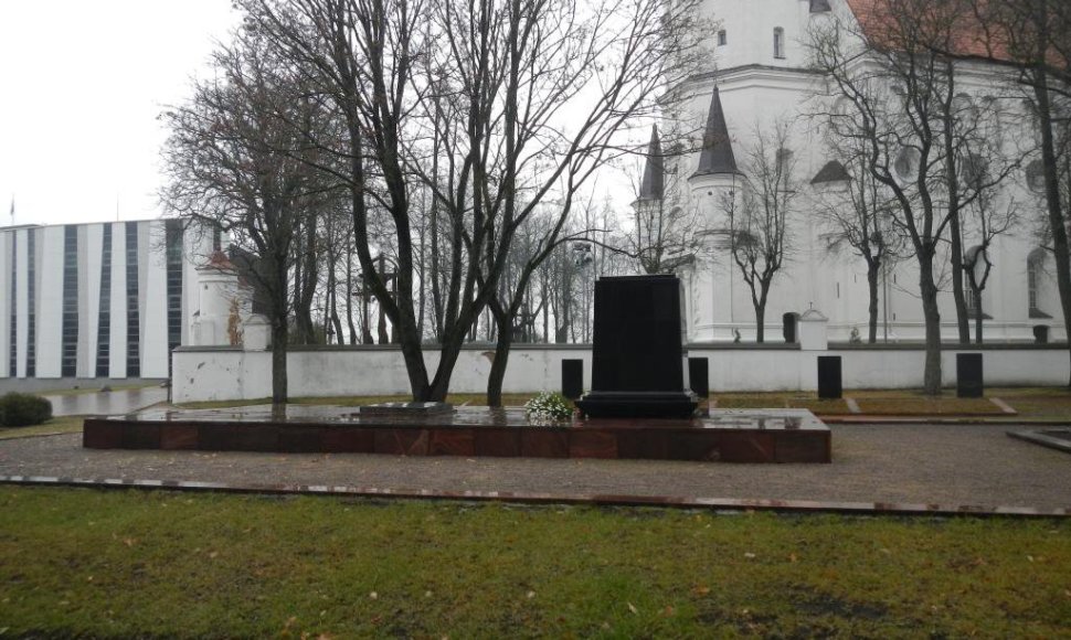 Šiauliuose keliamas klausimas dėl sovietinių karių kapų iškėlimo iš katedros patvorio