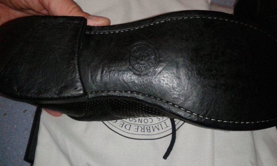 Muitininkų konfiskuoti driežo odos batai