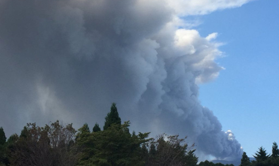 Iš Šinmoedakės ugnikalnio besiveržiantys dūmai