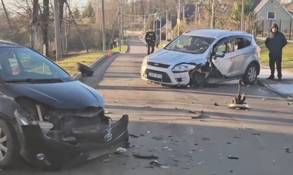 Vilkijoje susidūrė du automobiliai