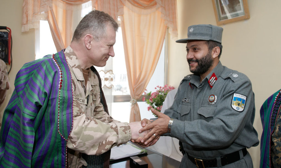 Lietuvos kariuomenės vadas gen. ltn. Arvydas Pocius su Goro provincijos policijos viršininku gen. Abdulu Bagi Nooristani