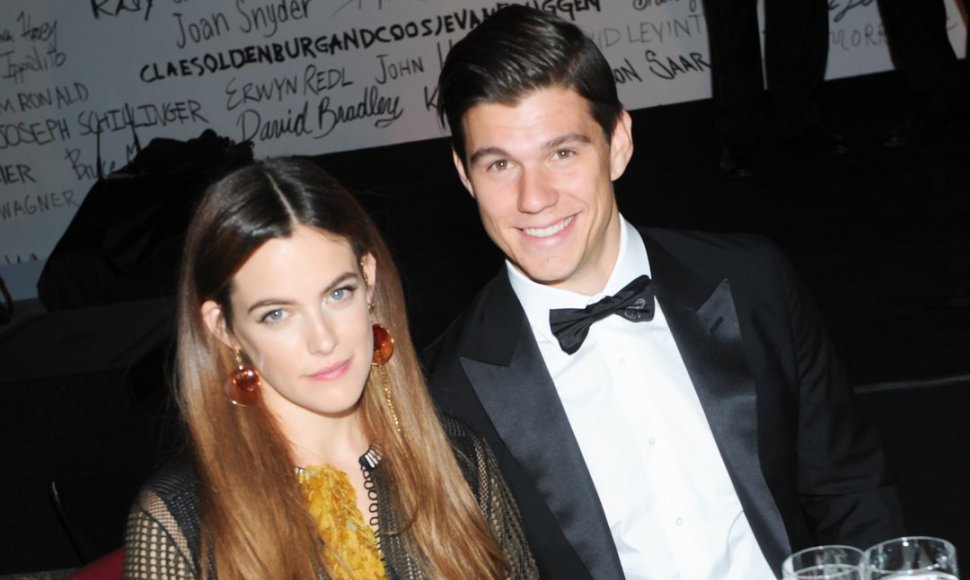 Riley Keough ir Benas Smithas-Petersenas