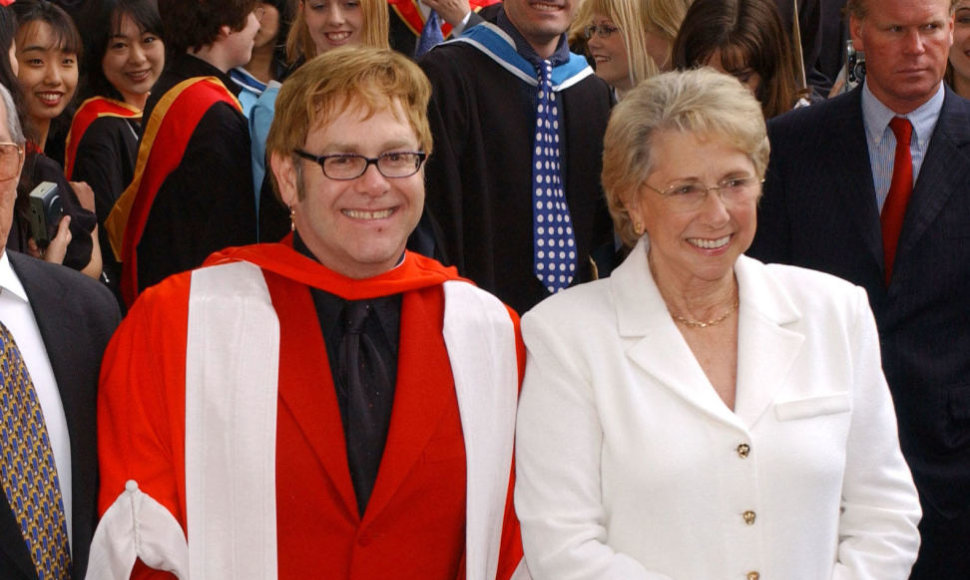 Eltonas Johnas su mama Sheila 2002 metais