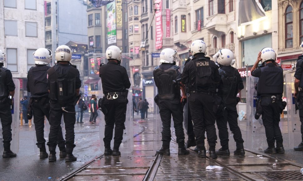 Žmonės protestais išreiškia nepasitenkinimą Turkijos valdžia po tragiškos nelaimės Somos šachtoje