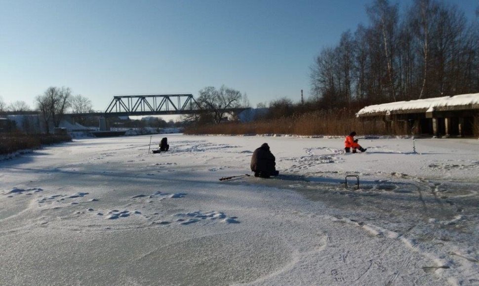 Žvejai ant Danės upės ledo