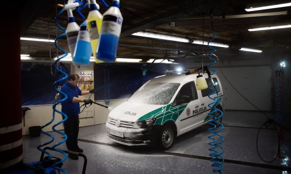 Policijos automobilių dezinfekcija „Švaros brolių“ plovykloje
