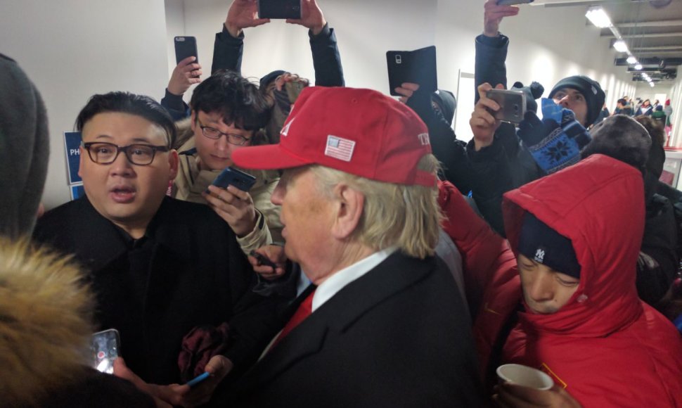 Netikri: Donaldas Trumpas ir Kim Jung Unas pasirodė olimpiniame Pjončango stadione.