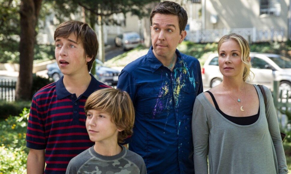 Skyleris Gisondo, Steele'as Stebbinsas, Edas Helmsas ir Christina Applegate komedijoje &bdquo;Kvai&scaron;ų atostogos&ldquo;