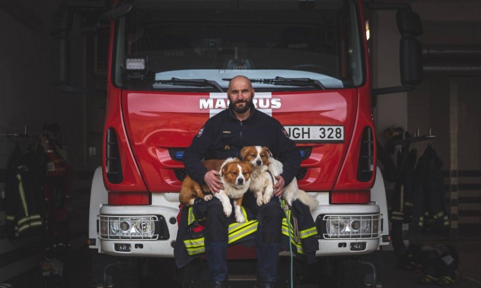 Panevėžio ugniagesiai įsiamžino neįprastoje fotosesijoje: prašo padėti beglobiams gyvūnams