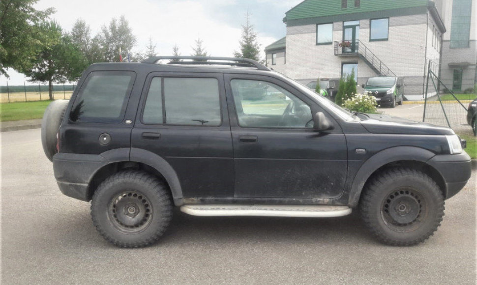 Visureigį „Land Rover Freelander“ pareigūnams teko pasilikti