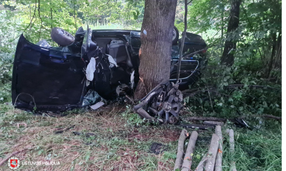 Vilniuje, Eišiškių plente, vingyje į dešinę nuo kelio nuvažiavo, atsitrenkė į medį ir apvirto BMW