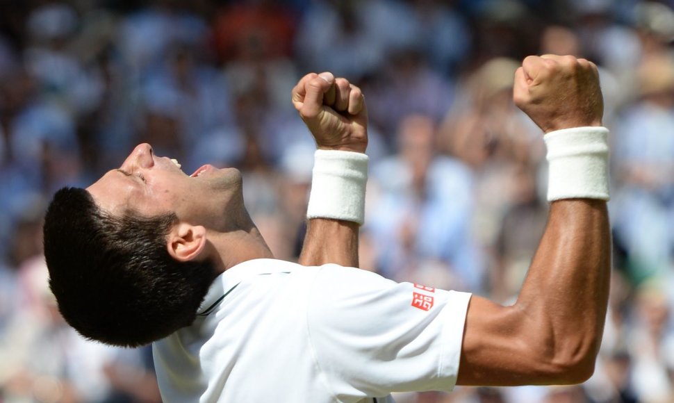 Novakas Džokovičius antrus metus iš eilės žais Vimbldono finale