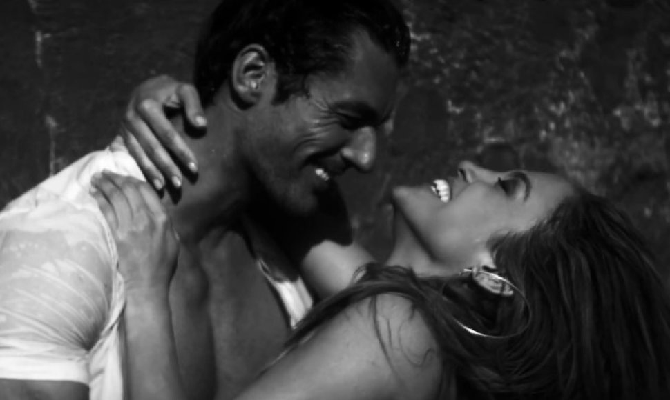 Jennifer Lopez ir Davidas Gandy dainos „First Love“ vaizdo klipe