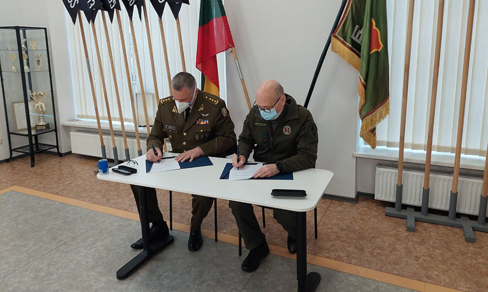 Dokumentą Karaliaus Mindaugo šaulių 10-osios rinktinės štabe pasirašė LŠS vadas plk. Albertas Dapkus ir VSAT generolas Rustamas Liubajevas.