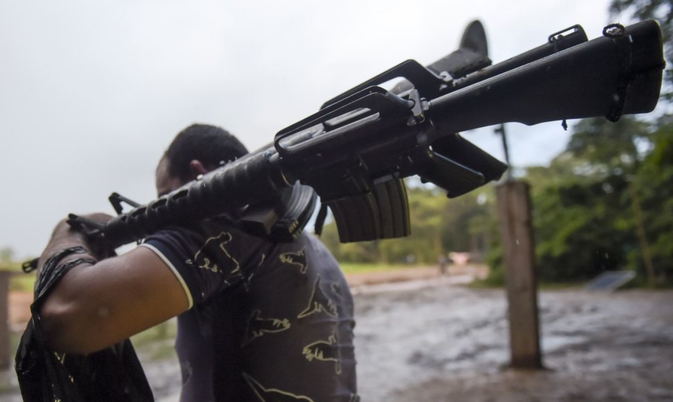 Buvęs FARC sukilėlis su ginklais