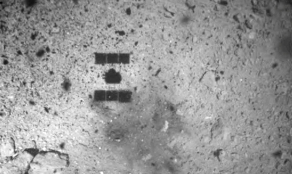 „Hayabusa2“ zondas, nusileidęs ant asteroido Ryugu paviršiaus (fotografuota modulio ONC-W1)