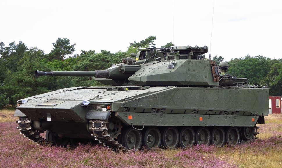 Švedų kovos mašinos CV90