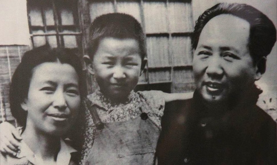 Mao Zedongas su ketvirtąja žmona Jiang Qing ir jųdviejų dukra Li Na