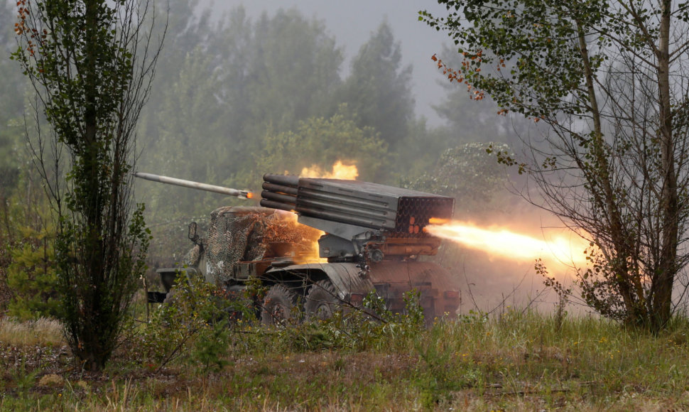 Ukrainos artileristai šaudo iš raketinės sistemos „Grad“ per mokymus