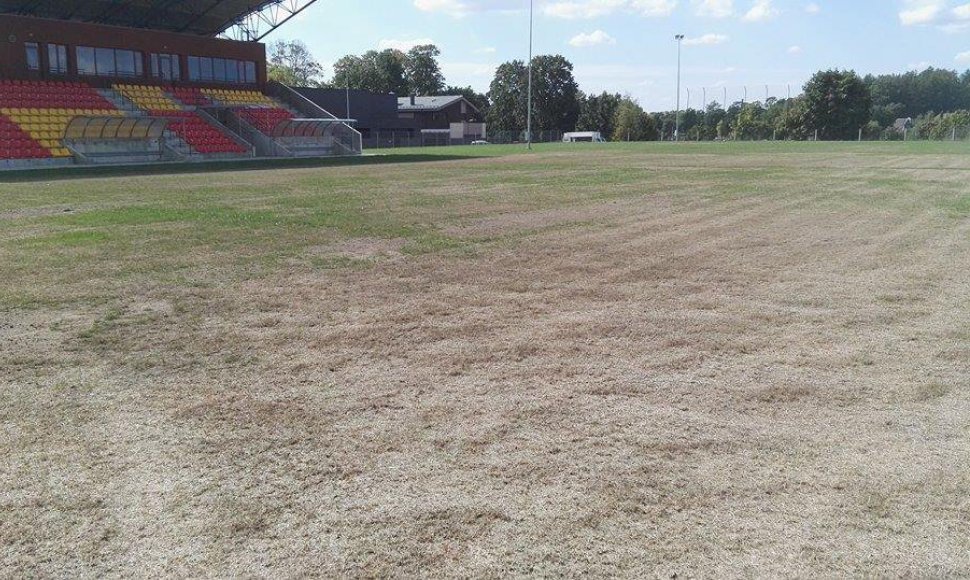 Štai taip atrodo šiemet rekonstruoto Jurbarko miesto stadiono veja
