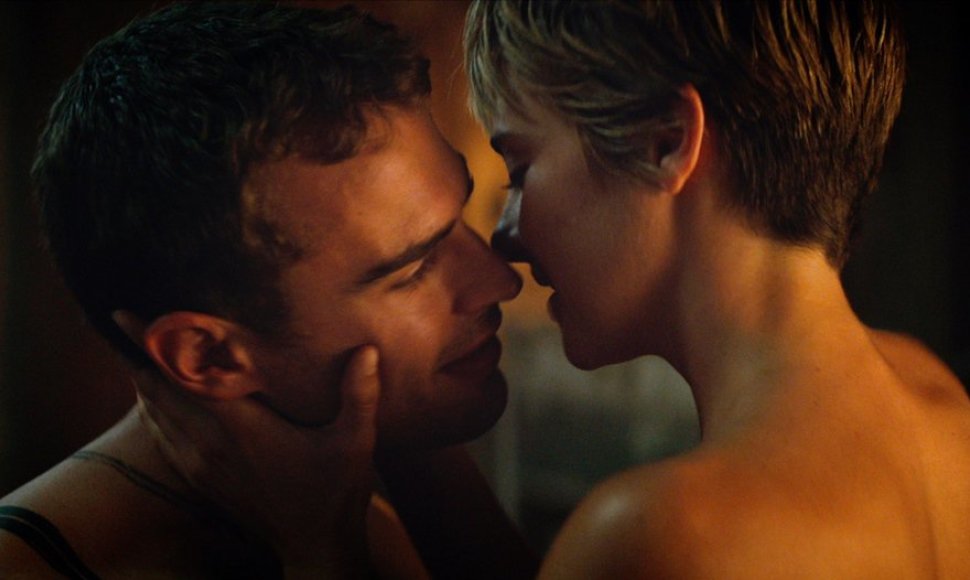 Theo Jamesas ir Shailene Woodley filme „Insurgentė“ 