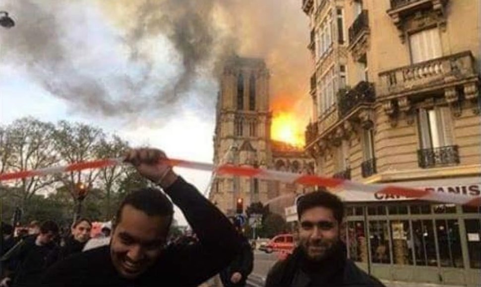 Besišypsantys vyrai degant Dievo Motinos katedrai