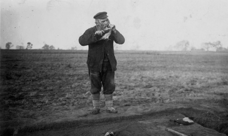 Varnų gaudymas maistui Kuršių nerijoje apie 1930 m.