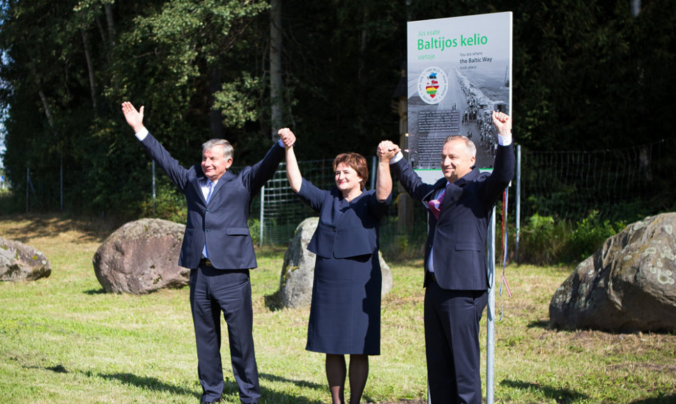 Seimo pirmininkė Loreta Graužinienė kelyje Vilnius–Panevėžys atidengė Baltijos kelio atminimą simbolizuojantį informacinį stendą.