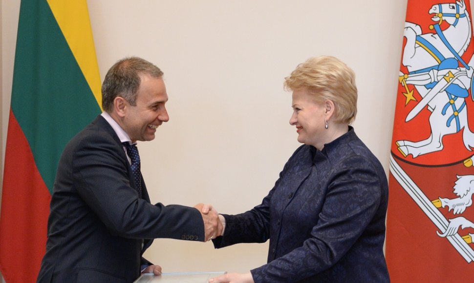 Dalia Grybauskaitė įteikia apdovanojimą Petrui Masiuliui