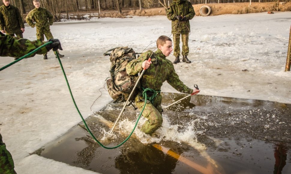 Karo akademijos kariūnai save išbandė ir lediniame vandenyje.