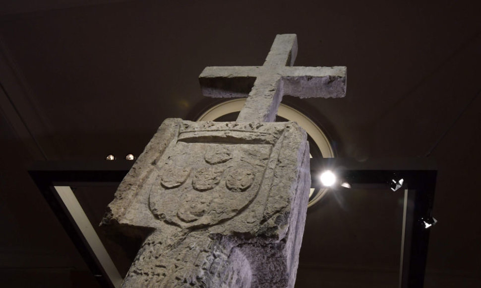XV amžiaus akmeninis kryžius