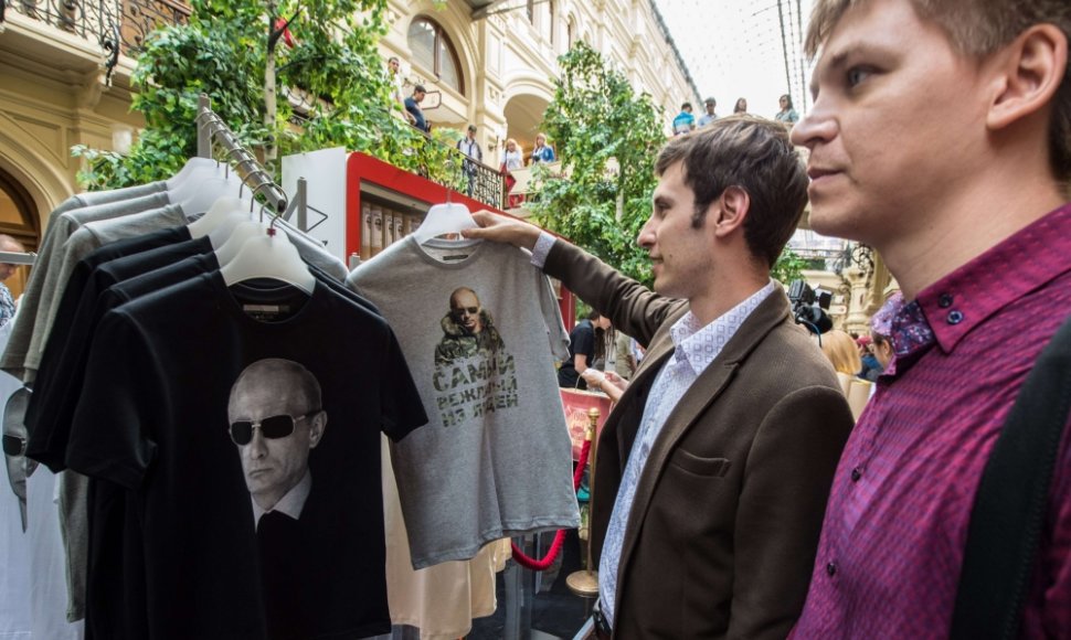 Rusijoje graibstomi marškinėliai su Vladimiro Putino atvaizdu