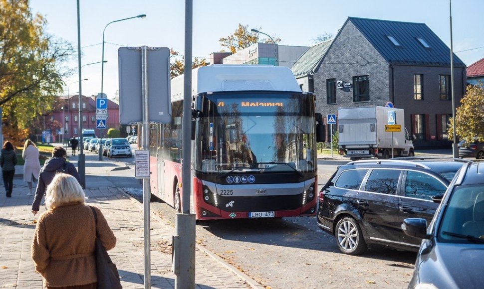 Panevėžyje autobusų stotelės virsta automobilių stovėjimo aikštelėmis