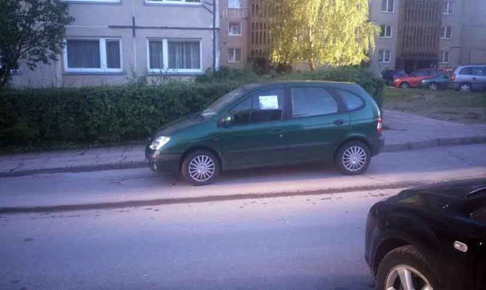 Jonavos gyventojas ant automoilio lango rado priklijuotą užrašą