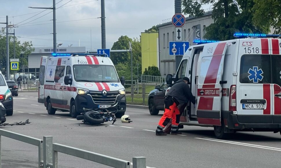 Kauno A.Juozapavičiaus prospekte partrenktas motociklininkas