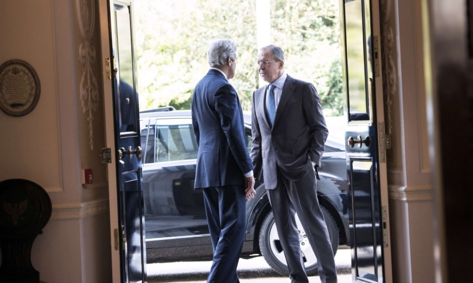 JAV valstybės sekretorius Johnas Kerry ir Rusijos užsienio reikalų ministras Sergejus Lavrovas susitiko Londone derėtis dėl padėties Kryme