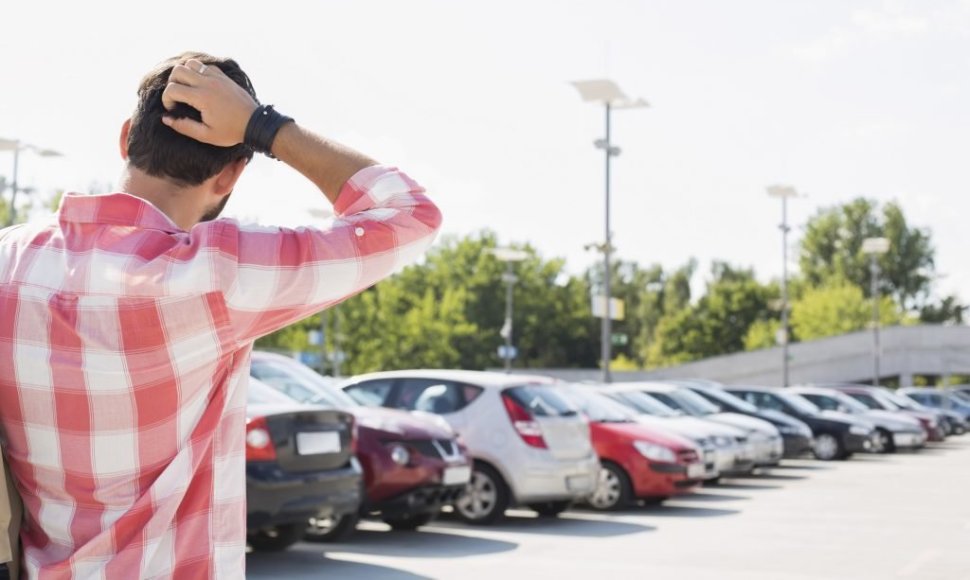 Žmogus renkasi automobilį