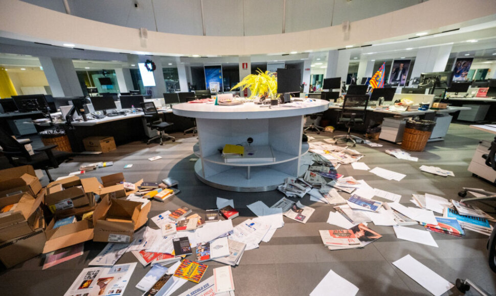 Vandalizmas prie&scaron; laikra&scaron;tį &bdquo;La Stampa&ldquo; / MAURIZIO BOSIO / AFP