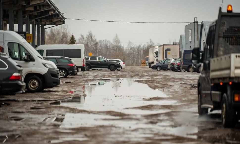 Garsiųjų Panevėžio prekybos bazių aikštelė remonto gali nesulaukti