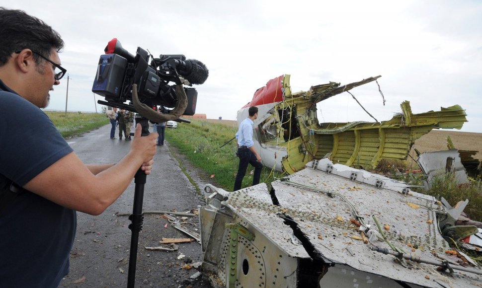 Žurnalistas filmuoja „Malaysia Airlines“ lainerio katastrofos vietoje Donbase
