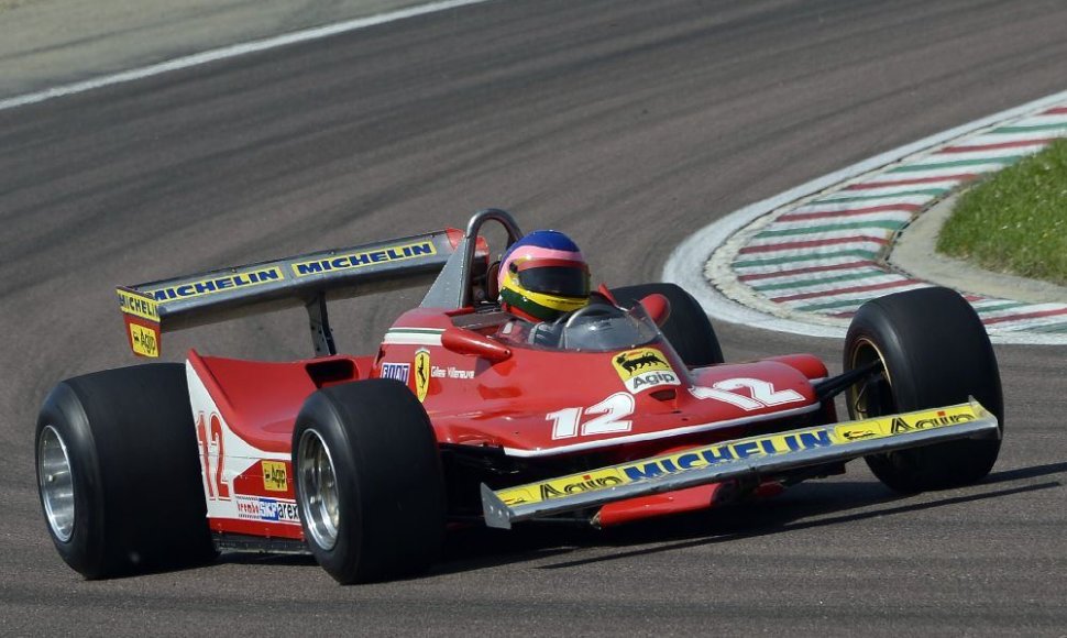 Jacquesas Villeneuve'as vairuoja savo tėvo, žuvusio prieš 30 metų, bolidą