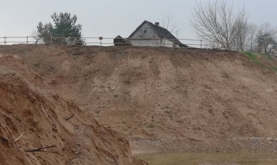 Gyvenamasis namas prie karjerų