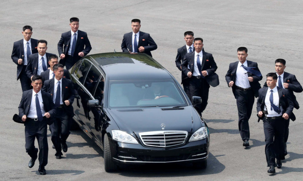 Kim Jong Uno automobilis ir jį lydinti apsauga